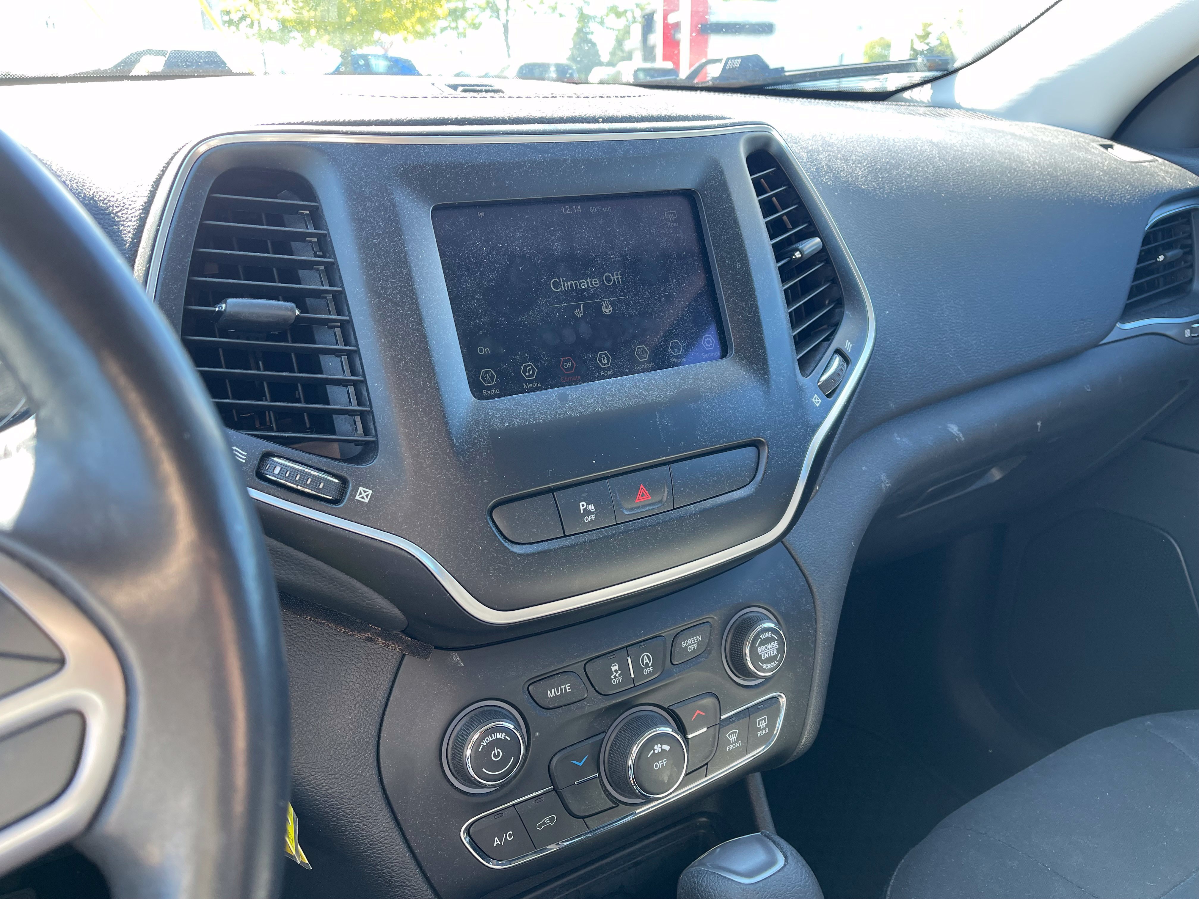 Used 2019 Jeep Cherokee Latitude w/ Cold Weather Group AWD/4WD image 11