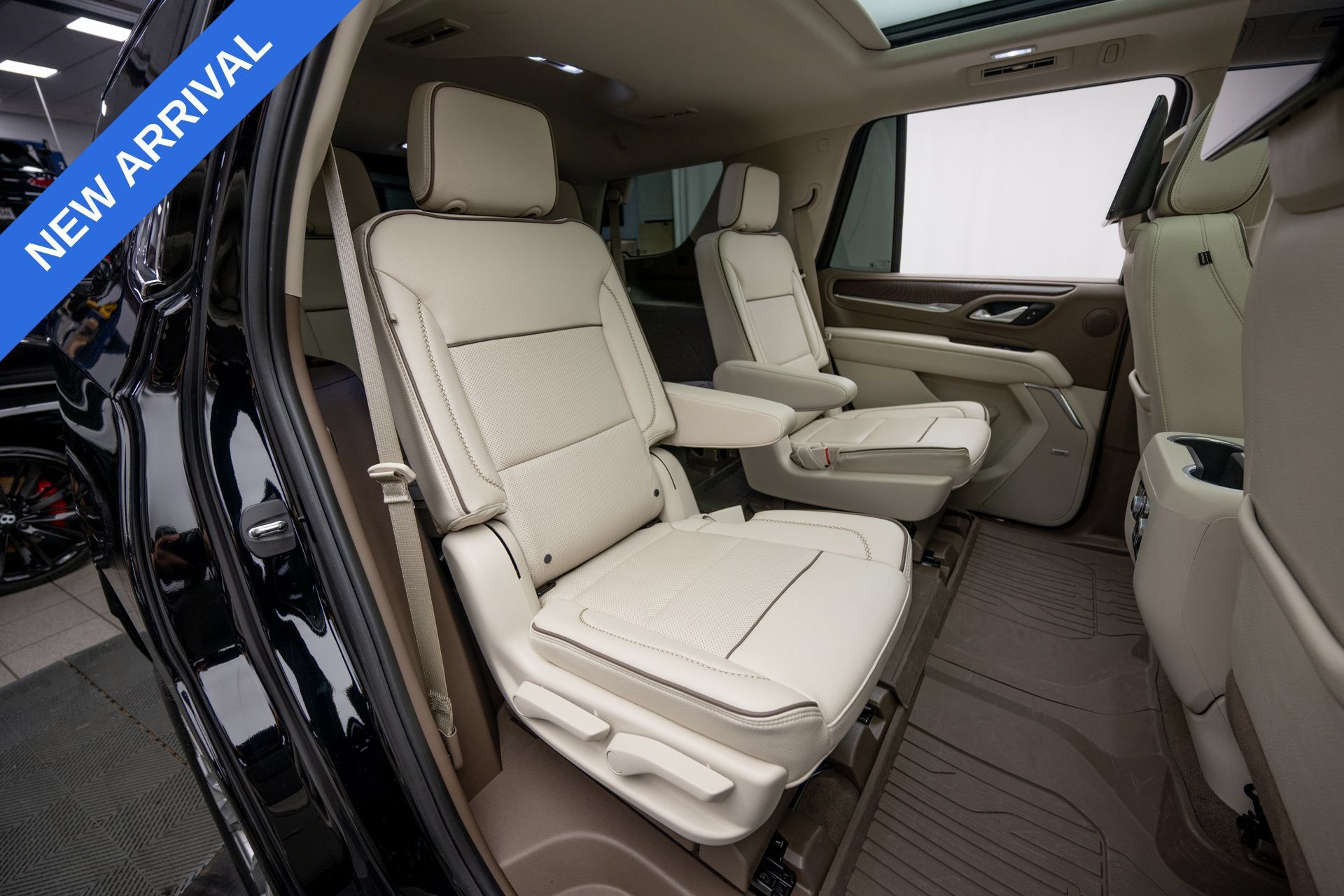 Used 2023 GMC Yukon Denali w/ Advanced Technology Package AWD/4WD image 17