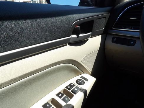 Used 2017 Hyundai Elantra SE image 23