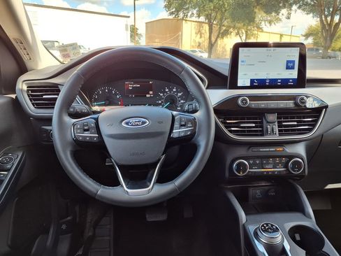 Used 2022 Ford Escape SE w/ SE Sport Appearance Package FWD image 16