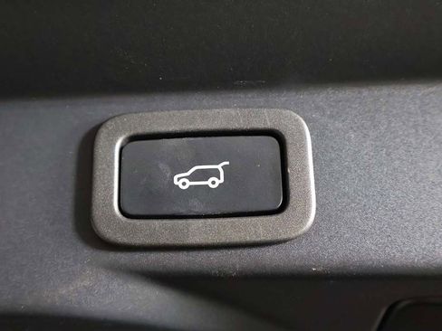 Used 2022 Land Rover Range Rover Sport SVR image 25