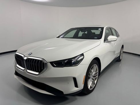 Certified 2024 BMW 530i xDrive w/ Convenience Package AWD/4WD image 4