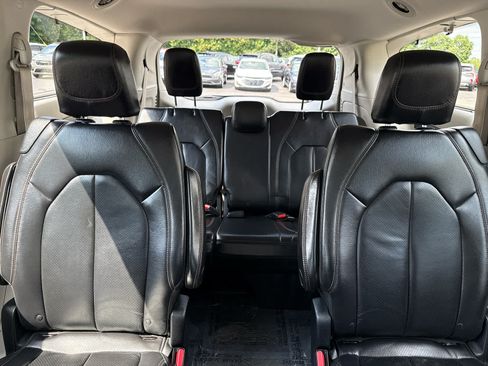 Used 2018 Chrysler Pacifica Touring-L Plus FWD image 15