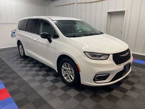 Used 2024 Chrysler Pacifica Touring-L image 2