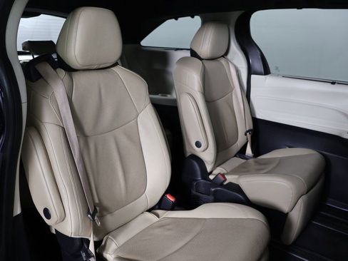Used 2022 Toyota Sienna Limited image 32