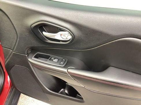 Used 2015 Jeep Cherokee Trailhawk w/ Comfort/Convenience Group image 21