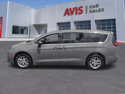 Used 2023 Chrysler Pacifica Touring-L image 10