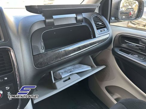 Used 2019 Dodge Grand Caravan SE w/ UConnect Hands-Free Group image 35