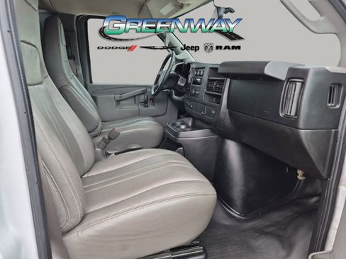 Used 2017 Chevrolet Express 2500 RWD image 8