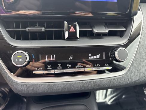 Used 2025 Toyota Corolla LE image 29