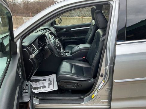 Used 2015 Toyota Highlander XLE image 30