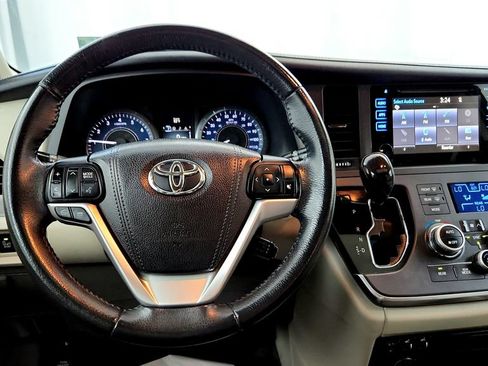 Certified 2017 Toyota Sienna XLE Premium AWD/4WD image 28