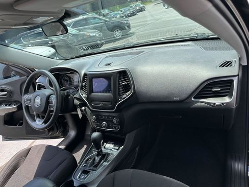 Used 2019 Jeep Cherokee Latitude w/ Popular Appearance Group AWD/4WD image 29
