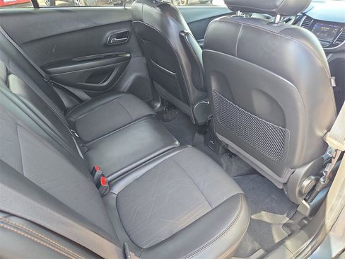 Used 2022 Chevrolet Trax LT w/ LT Convenience Package image 11