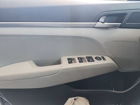 Used 2020 Hyundai Elantra SE FWD image 9