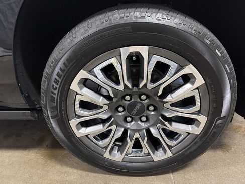 Used 2023 GMC Yukon XL Denali Ultimate AWD/4WD image 7