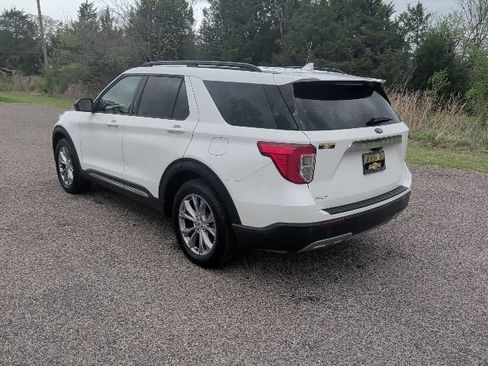 Used 2022 Ford Explorer XLT w/ Equipment Group 202A RWD image 3
