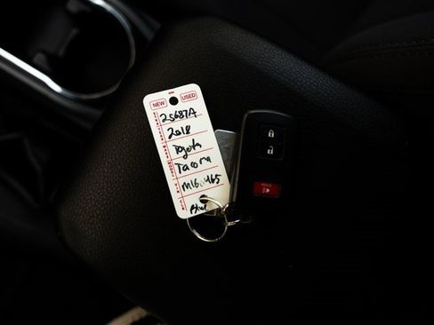 Used 2018 Toyota Tacoma TRD Sport image 27