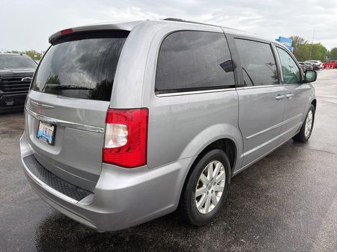 Used 2014 Chrysler Town & Country Touring image 3