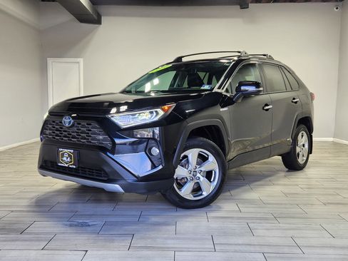 Used 2019 Toyota RAV4 Limited image 1