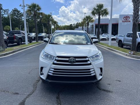 Used 2017 Toyota Highlander XLE AWD/4WD image 3