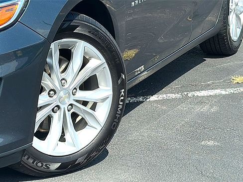Used 2021 Chevrolet Malibu LT FWD image 3