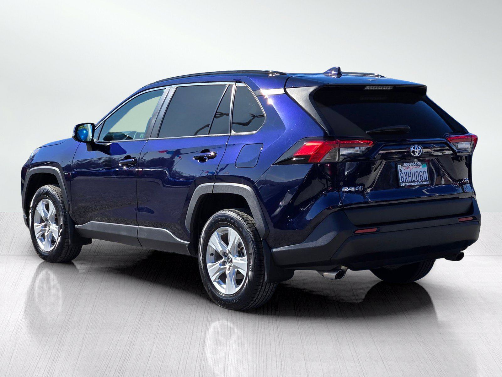 Used 2021 Toyota RAV4 XLE w/ Convenience Package FWD image 6