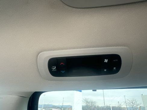 Used 2024 Chrysler Pacifica Touring-L image 23