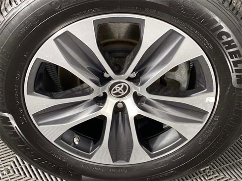 Used 2024 Toyota Highlander XLE image 34