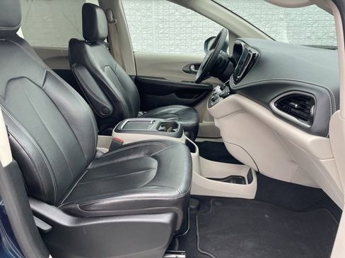 Used 2022 Chrysler Pacifica Touring-L image 16