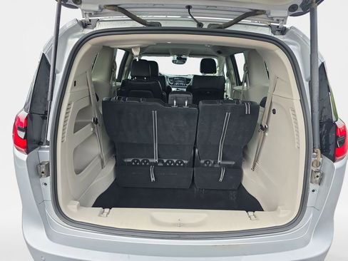 Used 2023 Chrysler Pacifica Touring-L image 22
