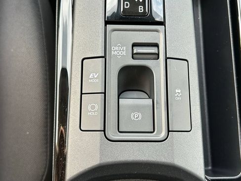 Used 2025 Toyota Prius LE FWD image 34