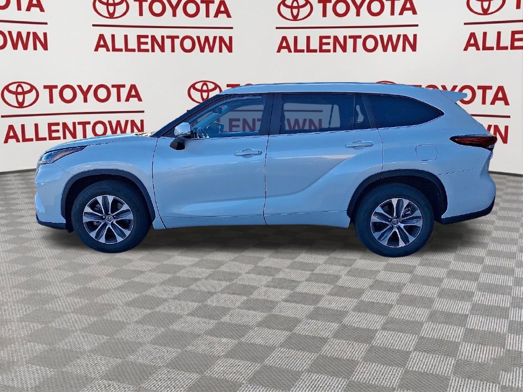 Used 2023 Toyota Highlander XLE FWD image 4