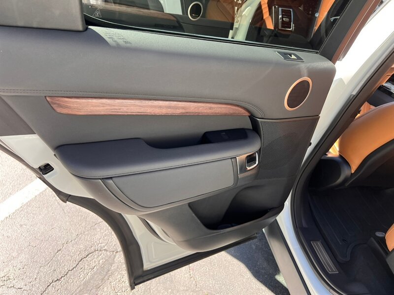 Used 2019 Land Rover Discovery HSE AWD/4WD image 19