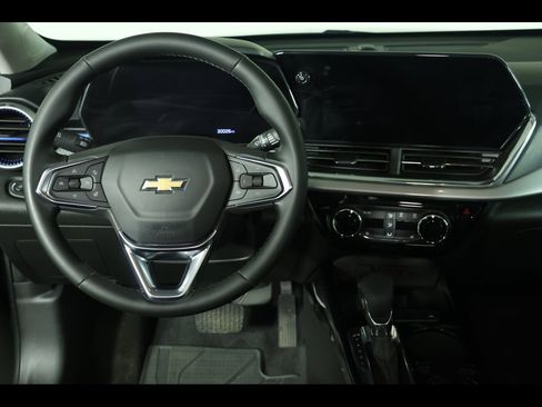 Used 2024 Chevrolet Trax LT w/ Driver Confidence Package image 17