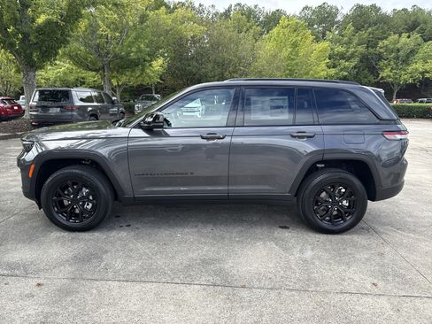 New 2025 Jeep Grand Cherokee Altitude image 4