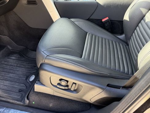 Used 2024 Land Rover Discovery S image 16