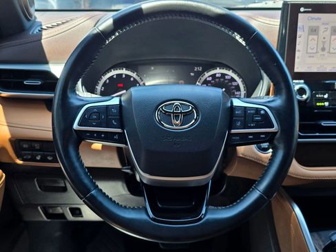 Used 2022 Toyota Highlander Platinum AWD/4WD image 30