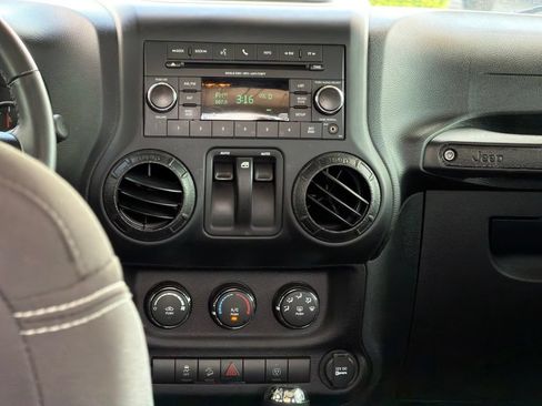Used 2018 Jeep Wrangler Sahara w/ Connectivity Group AWD/4WD image 26