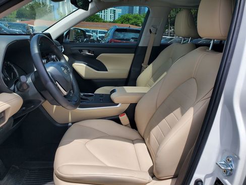 Used 2024 Toyota Highlander XLE FWD image 22