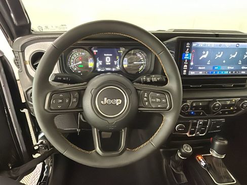 Used 2024 Jeep Wrangler Unlimited w/ Convenience Group AWD/4WD image 17