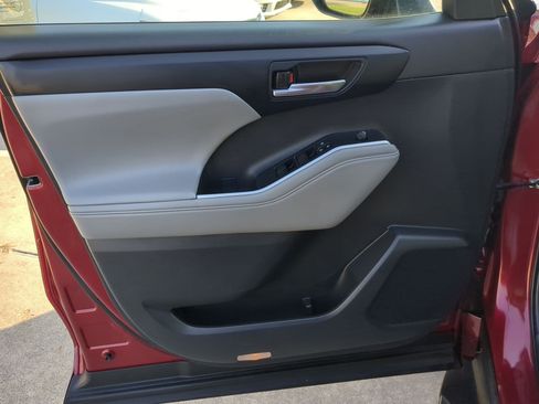 Used 2022 Toyota Highlander XLE image 13