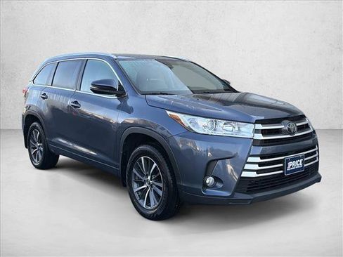 Used 2017 Toyota Highlander XLE image 3