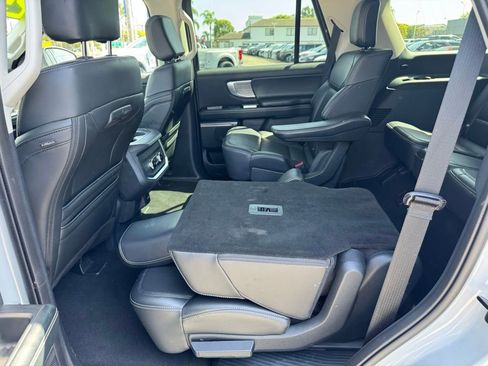 Used 2025 Ford Expedition Platinum image 12