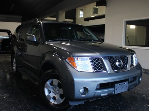 Used 2005 Nissan Pathfinder SE image 1