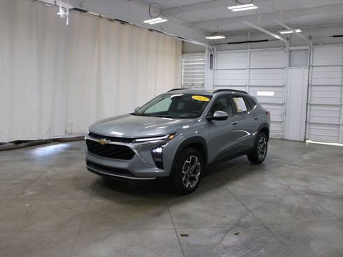 Used 2025 Chevrolet Trax LT image 4