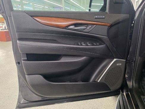Used 2018 Cadillac Escalade ESV Luxury AWD/4WD image 26
