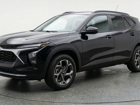 Used 2025 Chevrolet Trax LT image 3