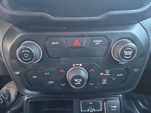 Used 2018 Jeep Renegade Latitude image 24