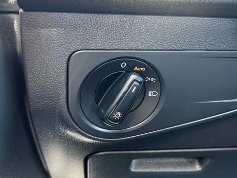 Used 2021 Volkswagen Tiguan S image 87